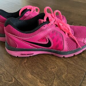 Nike Women’s fuschia 9.5